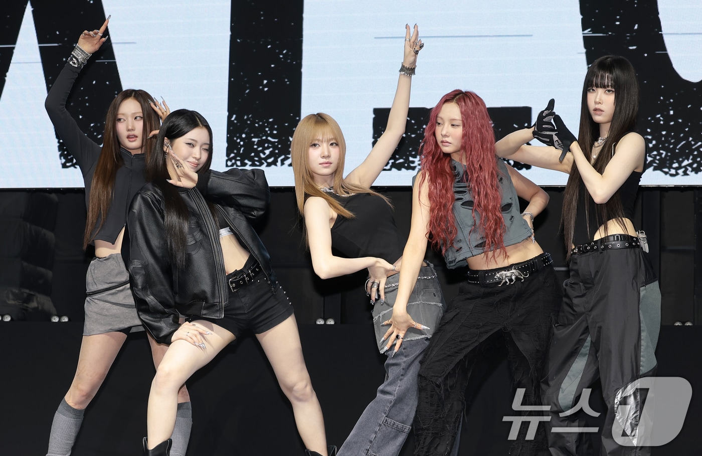 걸크루 키비츠(keyveatz)의 유이(왼쪽부터)와 강예슬, 엄지원, 손주원, 김유나가 30일 서울 서대문구 예스24원더로크홀에서 열린 첫 EP앨범 '옥시_젠'(OXY_GEN) 발매 쇼케이스에서 포즈를 취하고 있다. 2026.6.30 ⓒ 뉴스1 권현진 기자