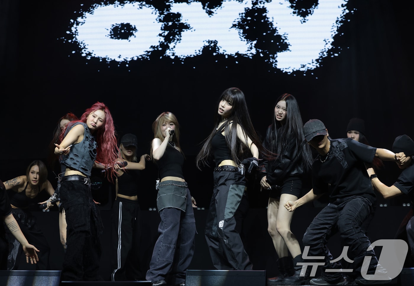 키비츠(keyveatz)가 30일 서울 서대문구 예스24원더로크홀에서 열린 첫 EP앨범 '옥시_젠'(OXY_GEN) 발매 쇼케이스에서 타이틀 곡 ‘옥시’를 선보이고 있다. 2026.6.30 ⓒ 뉴스1 권현진 기자