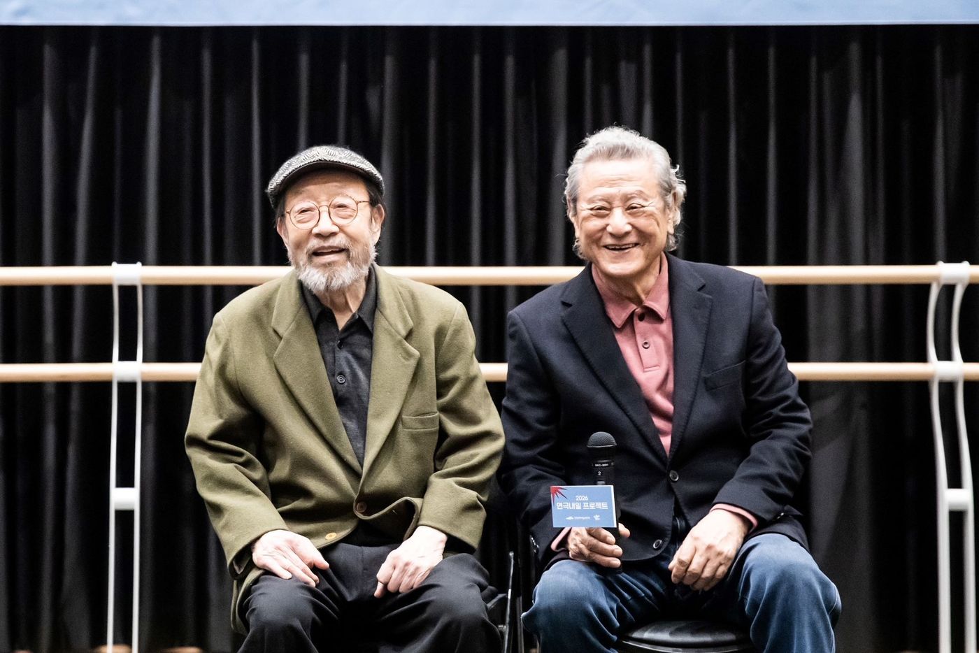 난 4월 7일 서울 대학로예술장에서 열린 '2026 연극내일 프로젝트' 연습 현장에 참석한 배우 신구(왼쪽)와 박근형의 모습.(사랑의열매 제공)