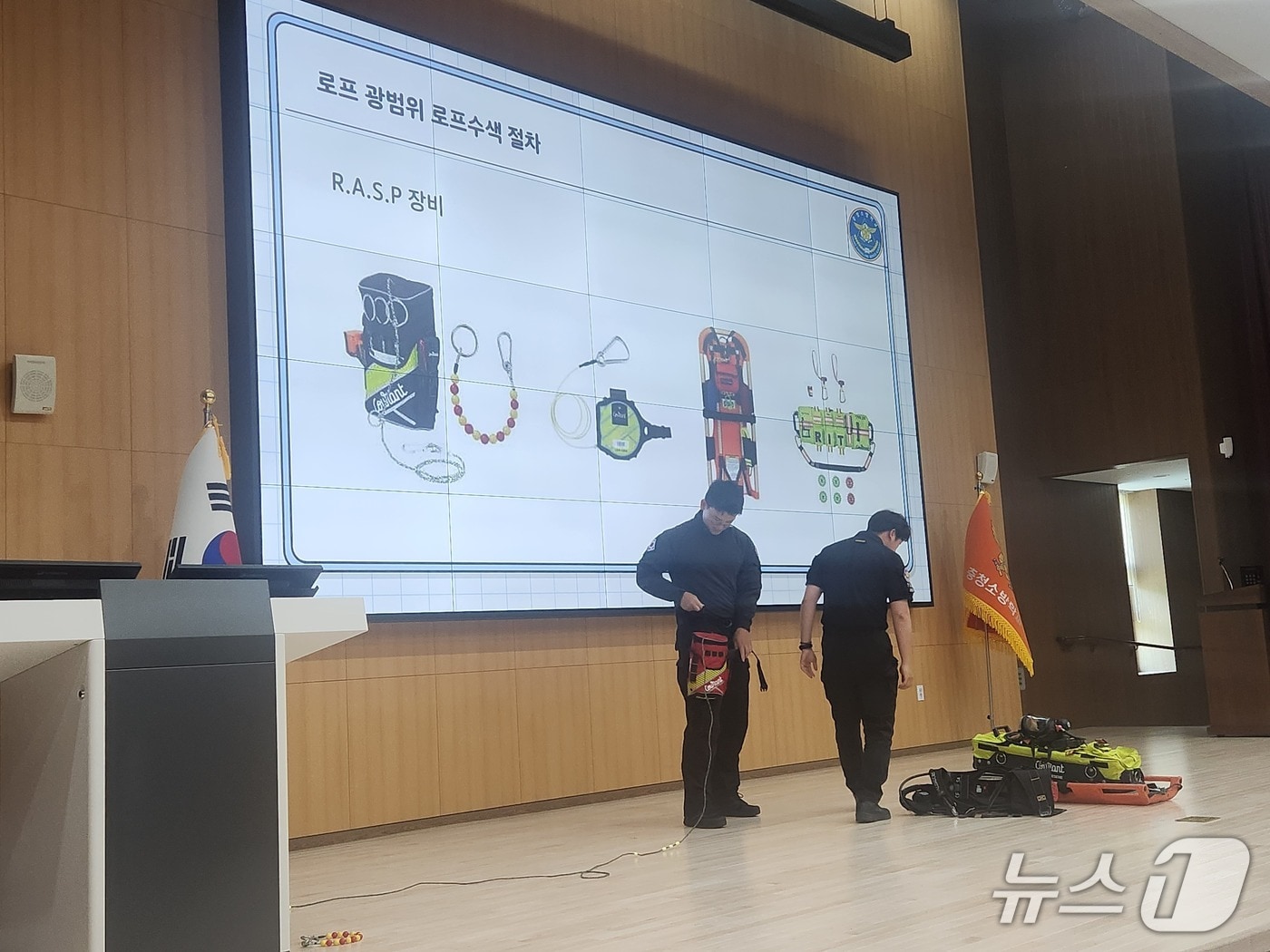 지난 29일 청양 충청소방학교에서 열린 충남소방본부 소방대원 구조 특별 훈련 모습. (충남소방본부 제공, 재판매 및 DB금지) / 뉴스1 