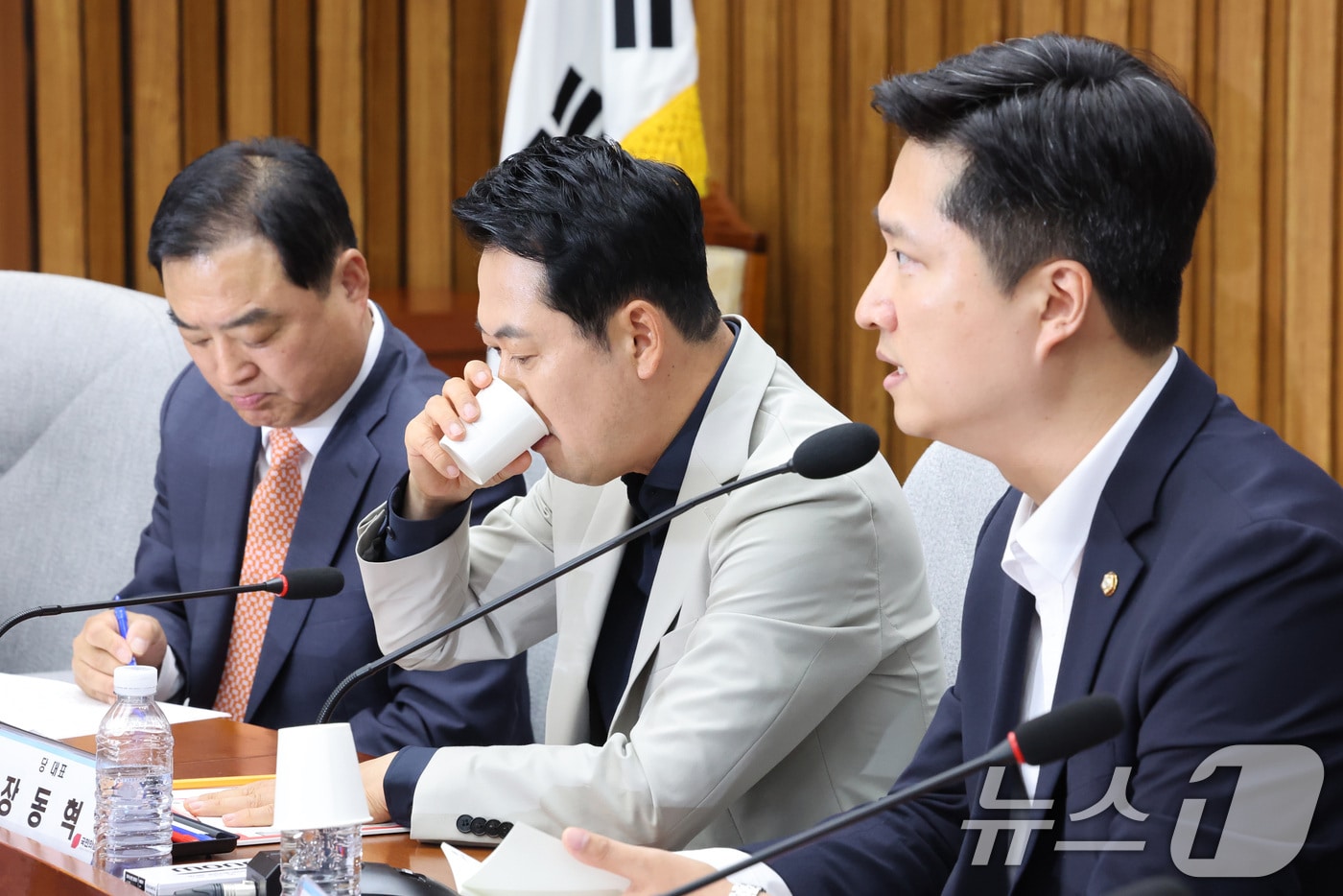 장동혁 국민의힘 대표가 지난 달 30일 서울 여의도 국회에서 열린 6.3 지방선거 참정권 박탈 사태 청년·대학생 시국 대토론회에서 친한계인 우재준 최고위원의 발언을 들으며 목을 축이고 있다. 2026.6.30 ⓒ 뉴스1 신웅수 기자