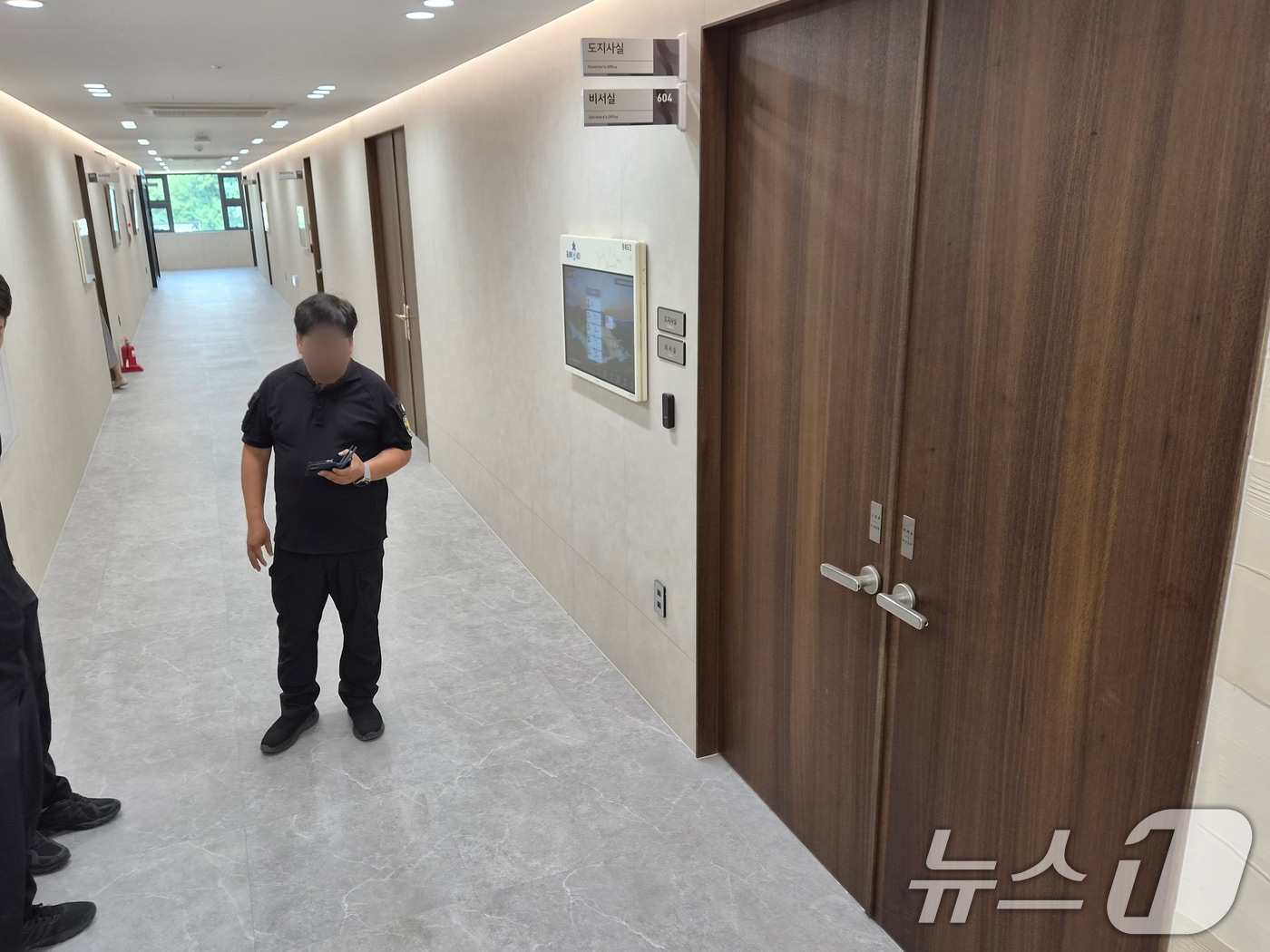 고위공직자범죄수사처가 30일 부정한 금전거래 의혹을 받는 김영환 충북지사의 집무실을 압수수색하고 있다. 사진은 집무실 앞 모습. 2026.6.30 ⓒ 뉴스1 김용빈 기자