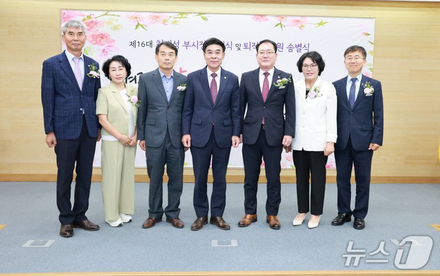 계룡시는 30일 시청 대회의실에서 최재성 부시장 이임식과 퇴직 공무원 송별식을 개최했다.(계룡시 제공. 재판매 및 DB 금지)