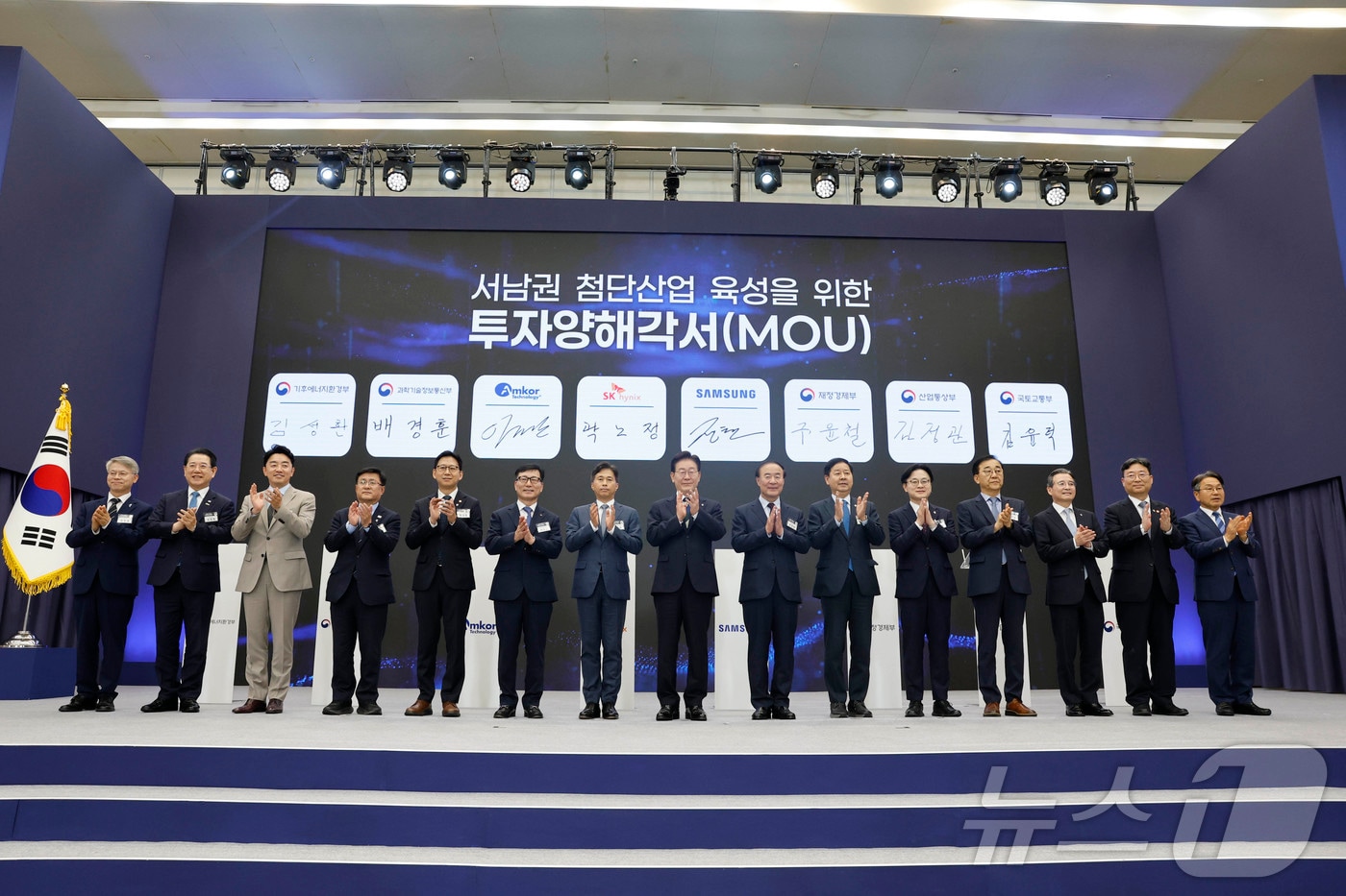 이재명 대통령이 30일 광주 서구 김대중컨벤션센터에서 열린 '서남권 첨단산업 발전비전 국민보고회'에서 민형배 전남광주특별시장 당선인, 삼성전자, SK하이닉스, 엠코테크놀러지 관계자 등과 기념촬영을 하고 있다. 2026.6.30 ⓒ 뉴스1 광주전남사진기자단