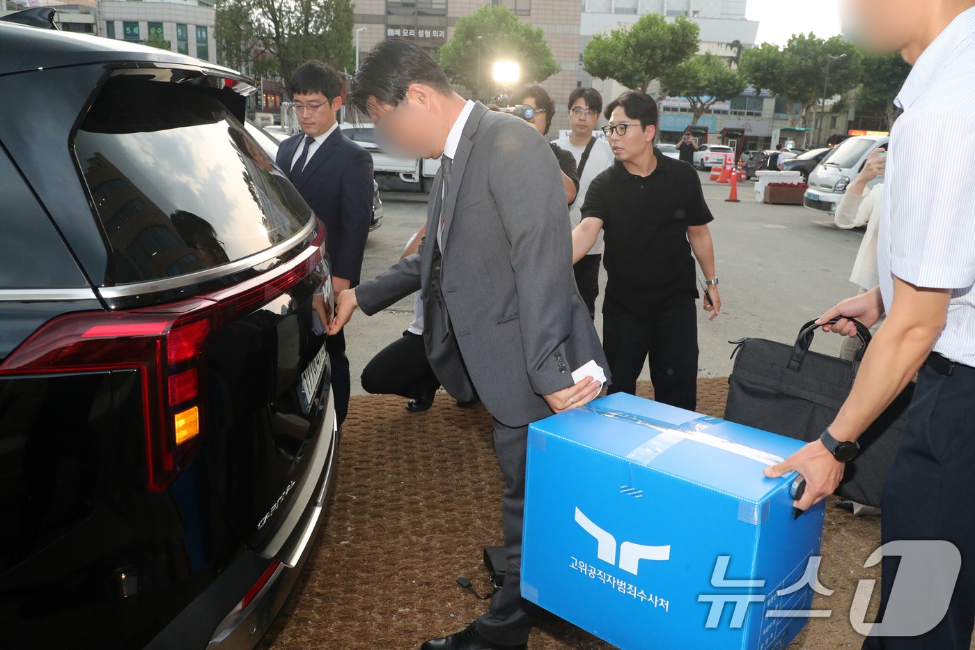 고위공직자범죄수사처가 30일 김영환 충북지사 집무실을 압수수색 한 뒤 돌아가고 있다. 김 지사는 지역의 한 기업가와 부적절한 금전거래 의혹을 받는다. 2026.6.30 ⓒ 뉴스1 김용빈 기자