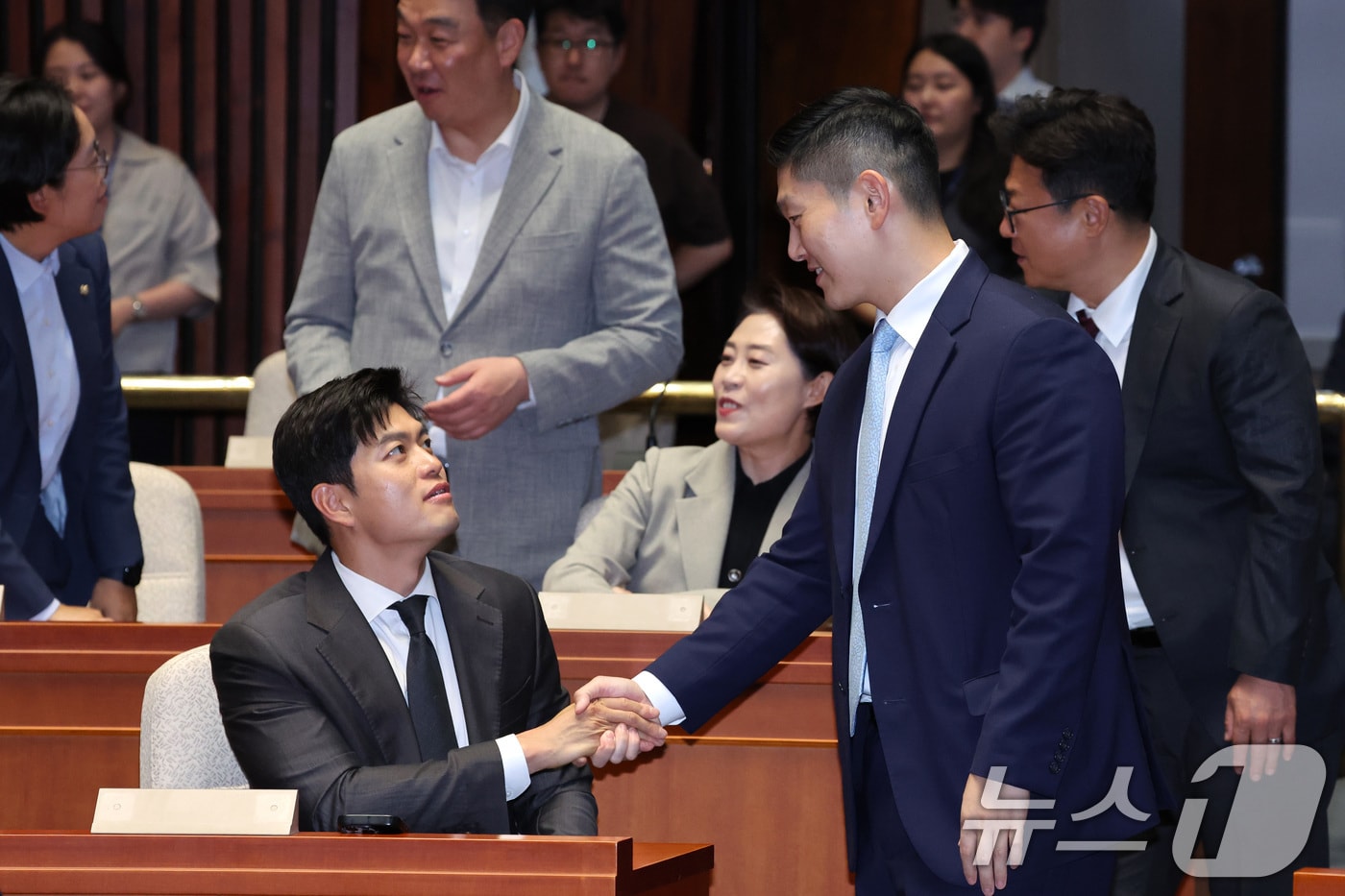 지난 6월 30일 서울 여의도 국회에서 열린 국민의힘 의원총회에서 김용태 의원(왼쪽)과 김재섭 의원이 인사하고 있는 모습. 2026.6.30 ⓒ 뉴스1 신웅수 기자