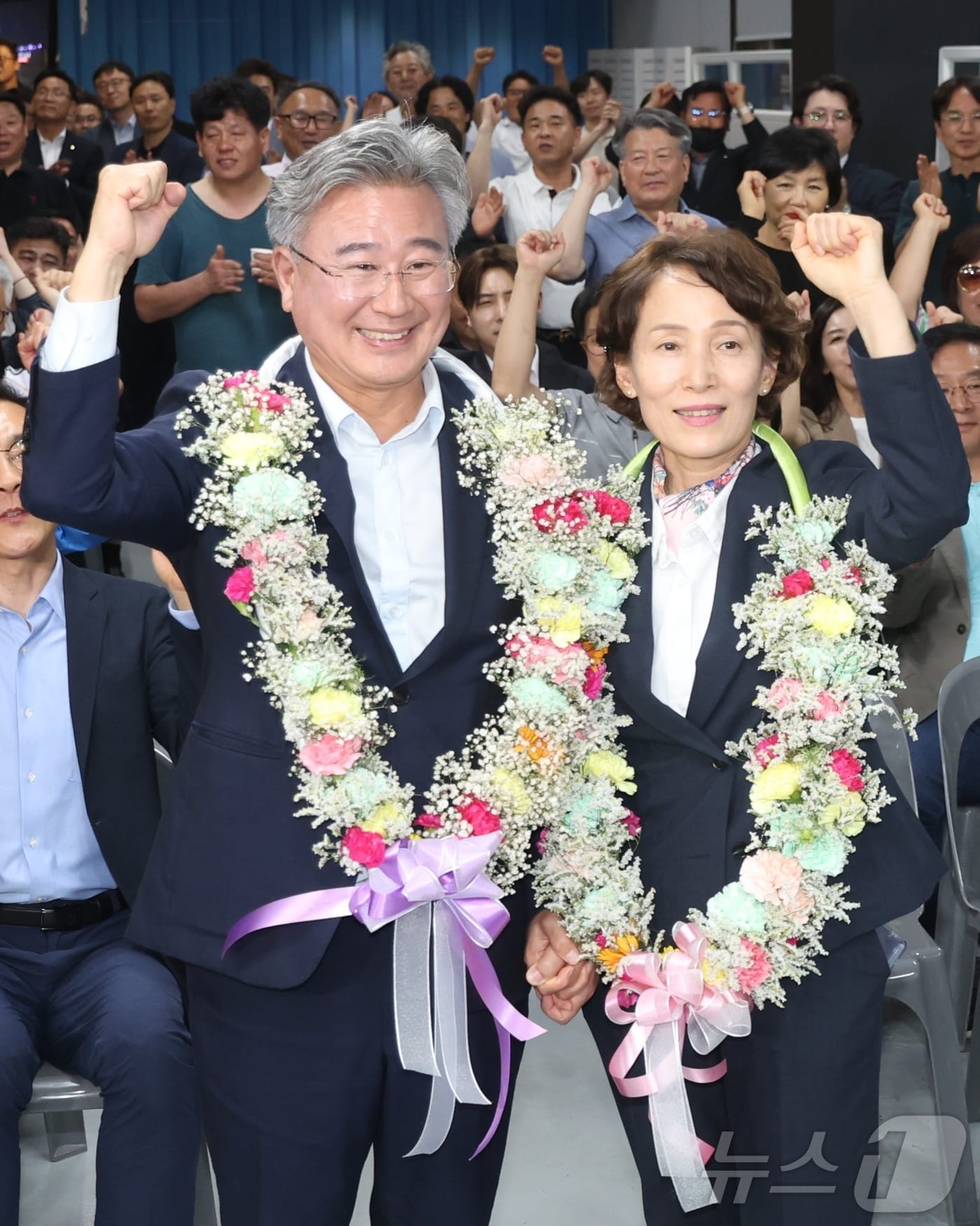 천호성 전북교육감 후보(왼쪽)과 배우자 박은미 씨가 4일 전북 전주시 선거사무실에서 당선이 확실시되자 꽃목걸이를 목에 걸고 환호하고 있다. 2026.6.4 ⓒ 뉴스1 유경석 기자