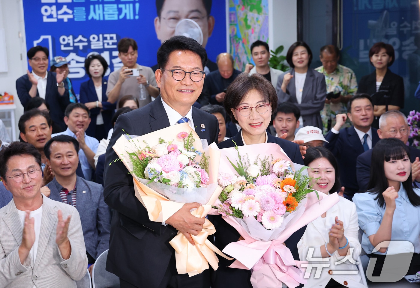송영길 더불어민주당 인천 연수갑 국회의원 보궐선거 후보가 4일 인천 연수구 선거사무소에서 당선이 확실시 되자 부인 남영신 씨와 함께 축하받고 있다. (공동취재) 2026.6.4 ⓒ 뉴스1 이호윤 기자