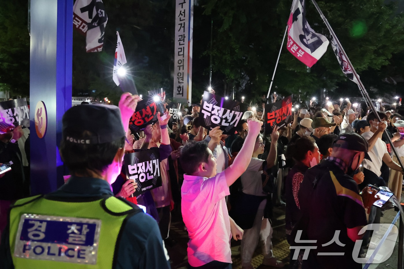 구국대구투쟁본부 회원들이 4일 대구 중구서구선거관리위원회 앞에서 선관위의 6.3 지방선거 투표용지 부족 사태에 항의하는 집회를 하고 있다. (사진은 기사 내용과 무관함) 2026.6.4 ⓒ 뉴스1 신웅수 기자