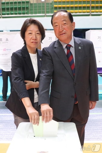 이병선 국민의힘 강원 속초시장 후보가 제9회 전국동시지방선거 본투표일 3일 오전 설악중학교에 마련된 교동제2투표소에서 배우자 신동희 씨와 함께 한 표를 행사하고 있다.(이병선 후보 캠프 제공, 재판매 및 DB 금지) 2026.6.3/뉴스1