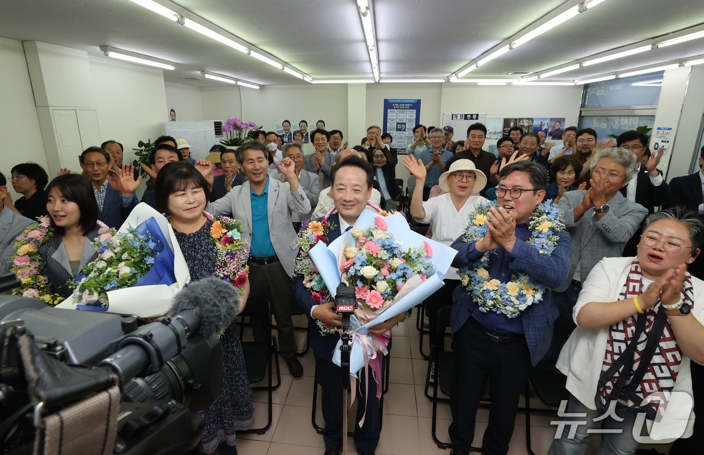 임택 전남광주통합특별시 동구청장 민주당 후보가 지방선거에서 당선이 확실시되자 지지자들과 함께 환호하고 있다.(임택 선거 캠프 제공. 재판매 및 DB 금지)