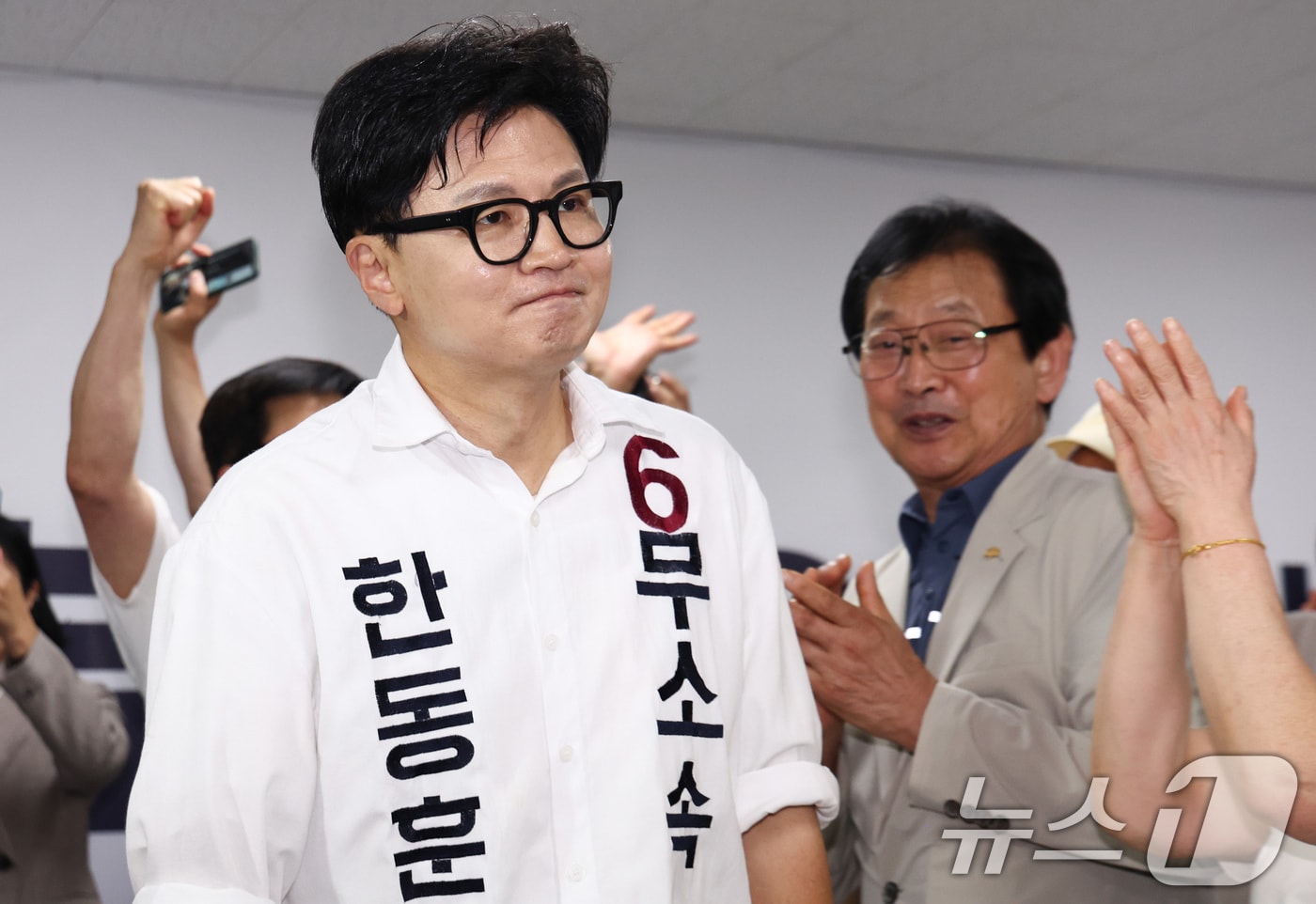 한동훈 무소속 부산 북구갑 국회의원 후보가 3일 오후 부산 북구 선거사무소에 입장하고 있다. 2026.6.4 ⓒ 뉴스1 최지환 기자