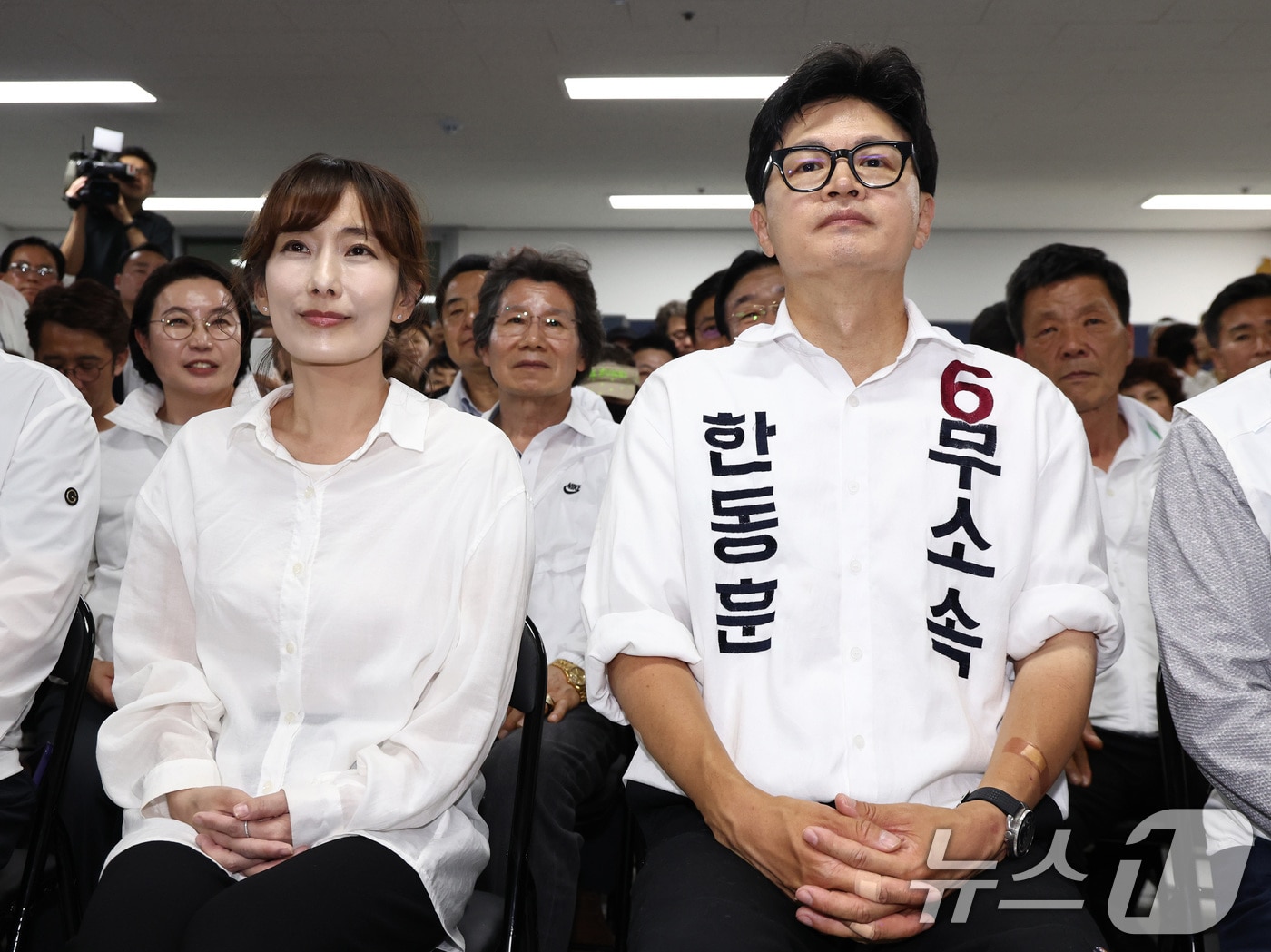 한동훈 무소속 부산 북구갑 국회의원 후보와 부인 진은정 변호사가 4일 새벽 부산 북구 선거사무소에서 개표방송을 지켜보고 있다. 2026.6.4 ⓒ 뉴스1 최지환 기자