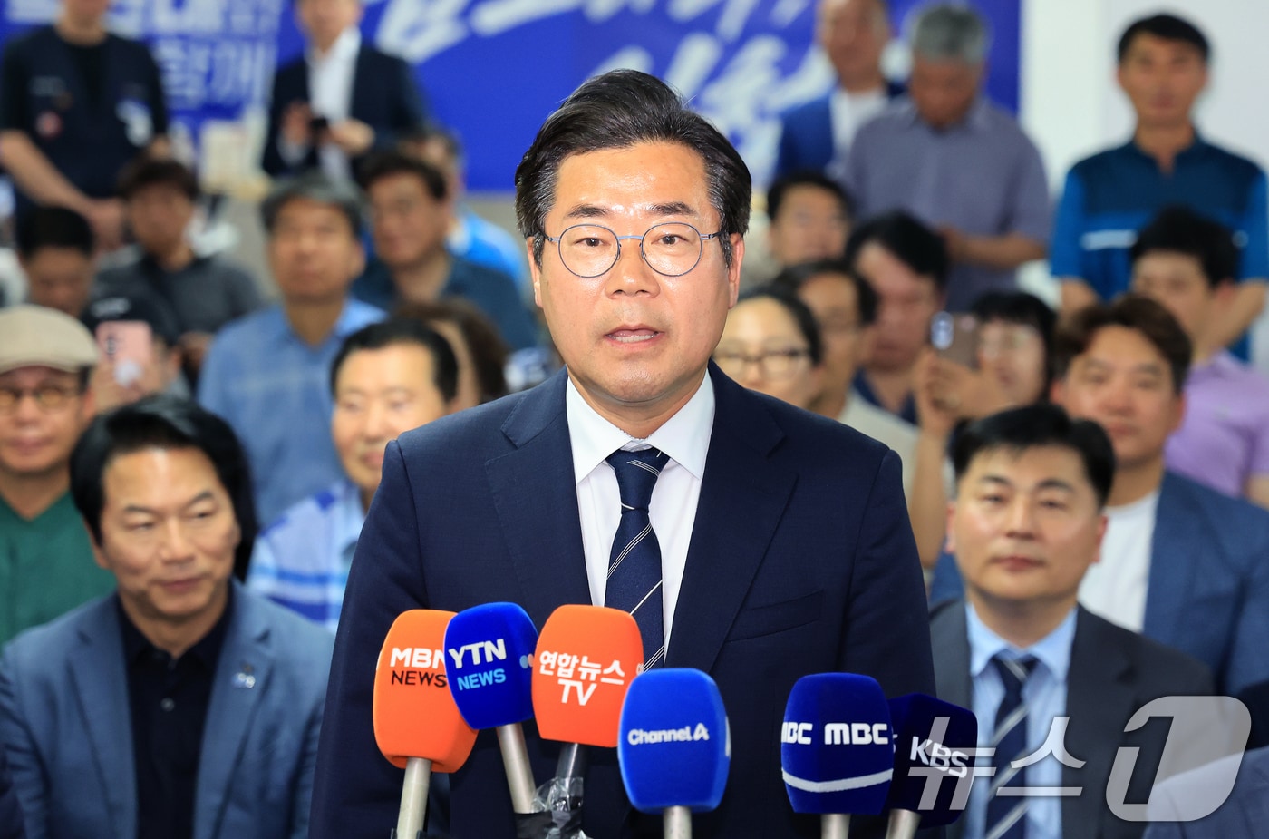 박찬대 더불어민주당 인천시장 후보가 4일 인천 미추홀구 선거사무소에서 당선이 유력해지자 소감을 밝히고 있다. 2026.6.4 ⓒ 뉴스1 이호윤 기자