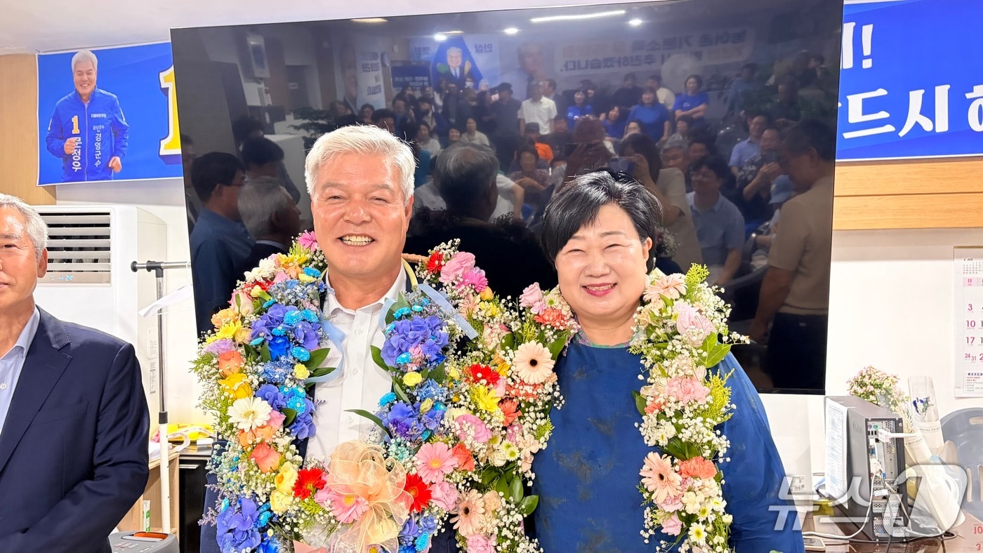 문정우 금산군수 당선인이 축하를 받고 있다.(후보 캠프 제공. 재판매 및 DB금지). 2026.6.4