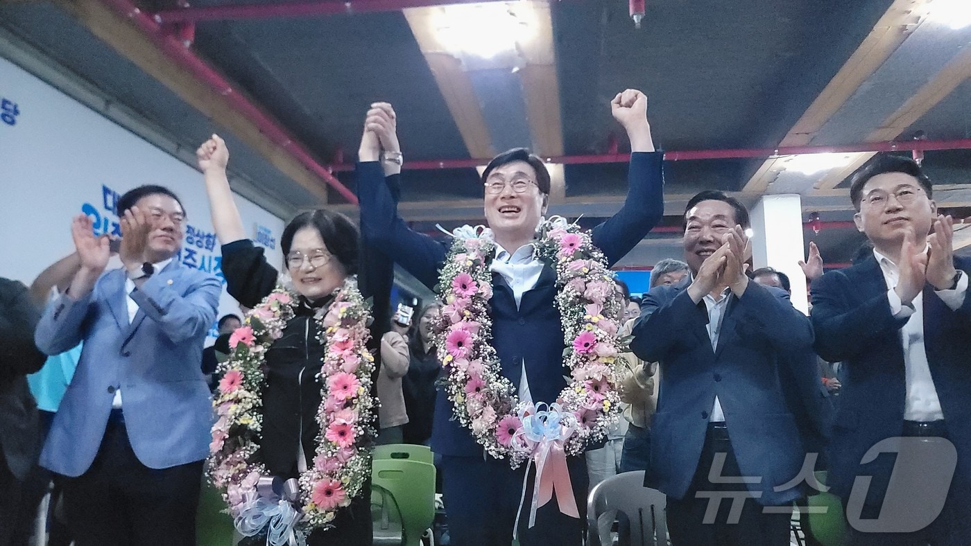 이장섭 더불어민주당 청주시장 후보가 4일 새벽 청주시 상당구 방서동 선거사무소에서 당선이 확실시되자 세리머니하고 있다. 2026.6.4 ⓒ 뉴스1 임양규 기자