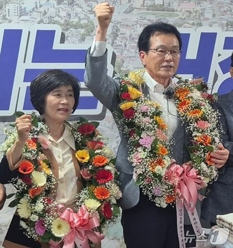 이홍기 무소속 거창군수 당선인이 4일 캠프 사무실에서 당선을 축하하고 있다(이 후보 캠프 제공. 재판매 및 DB금지).