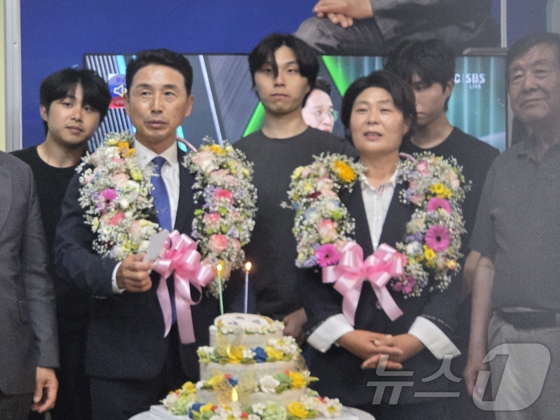 이남오 더불어민주당 전남 함평군수 후보가 6·3지방선거에서 당선되고 배우자와 화환을 목에 걸고 있다.(이남오 캠프 제공. 재배포 및 DB 금지)