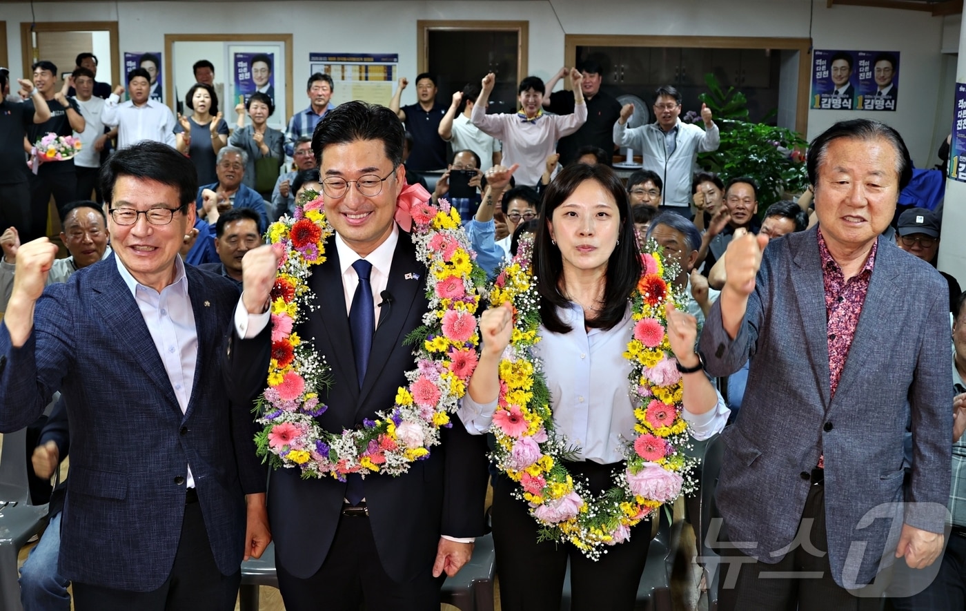 김명식 진천군수 후보가 당선이 확정된 뒤 꽃다발을 받고 기뻐하고 있다.2026.06.03 ⓒ 뉴스1 이성기 기자
