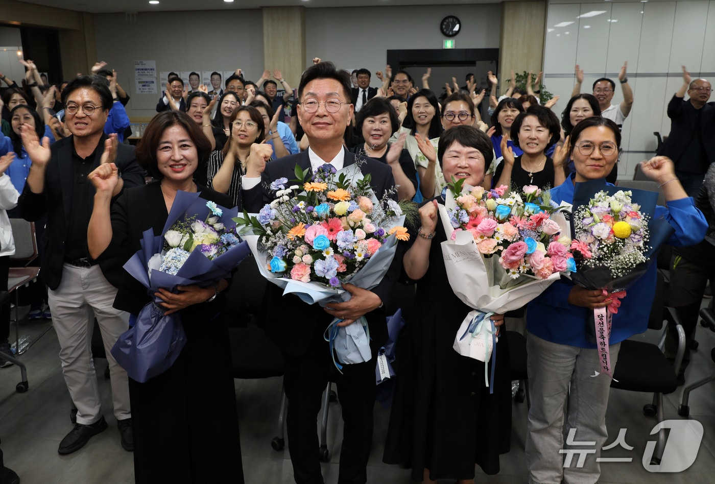 김제선 대전 중구청장 당선인이 꽃다발을 들고 환호하고 있다.(후보 캠프 제공. 재판매 및 DB금지)/뉴스1