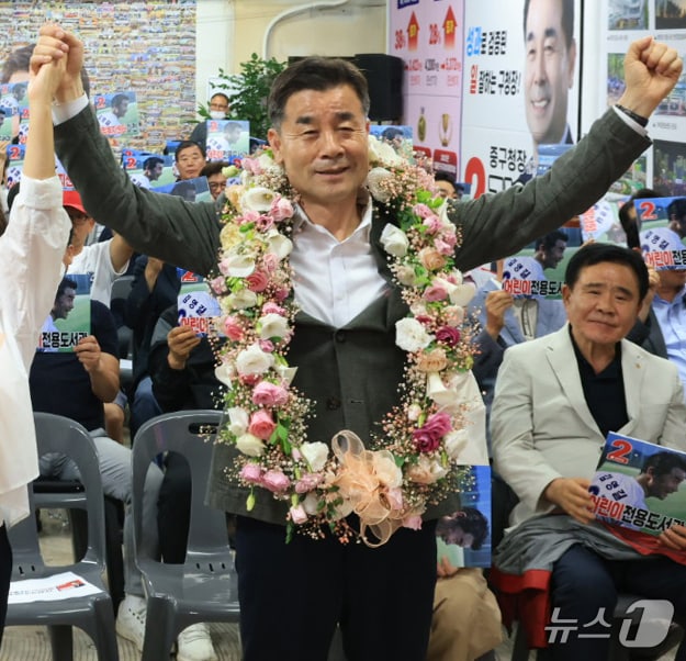김영길 국민의힘 울산 중구청장 후보가 4일 울산 중구에 마련된 자신의 선거캠프에서 당선이 확실시 되자 꽃목걸이를 걸고 환호하고 있다. (김영길 후보 캠프 제공. 재판매 및 DB 금지) 2026.6.4 ⓒ 뉴스1