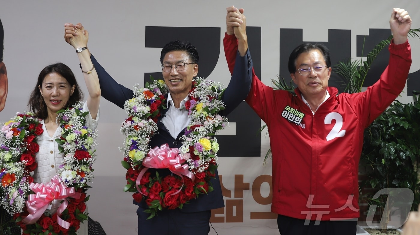 국민의힘 김병삼 영천시장 당선자가 4일 오전 당선이 확정되자 부인과 함께 손을 들어 환호에 답하고 있다. (김병삼 캠프 제공. 재판매 및 DB금지) ⓒ 뉴스1 정우용 기자
