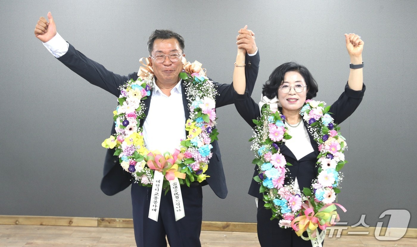  더불어민주당 이상천 제천시장 후보가 당선이 확실시 되자, 두손을 번쩍 들어 기쁨을 만끽했다.2026.6.3/뉴스1 