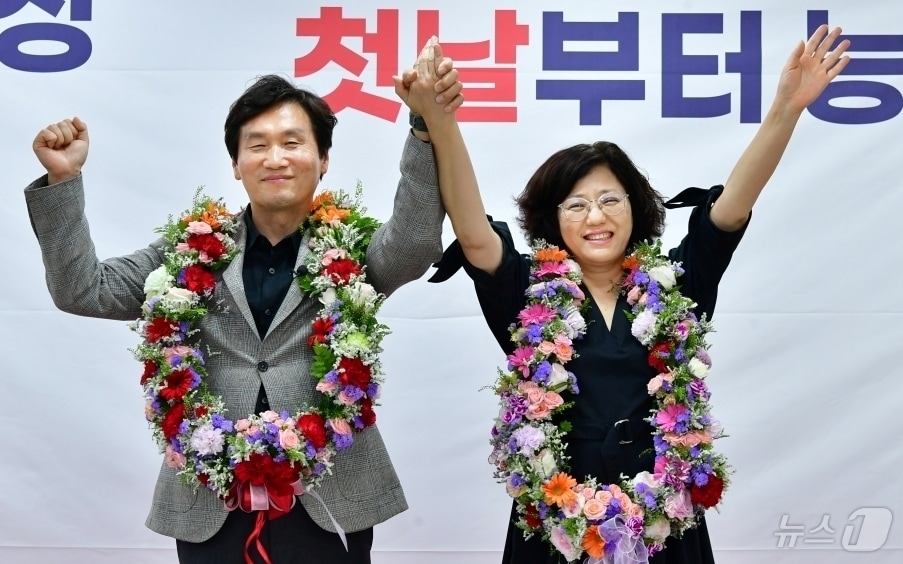 조현일 경산시장 당선자가 4일 오전 당선이 확정된 뒤 부인과 함께 손을 들어 환호하고 있다. (조현일 캠프 제공. 재판매 및 DB금지) ⓒ 뉴스1 정우용 기자