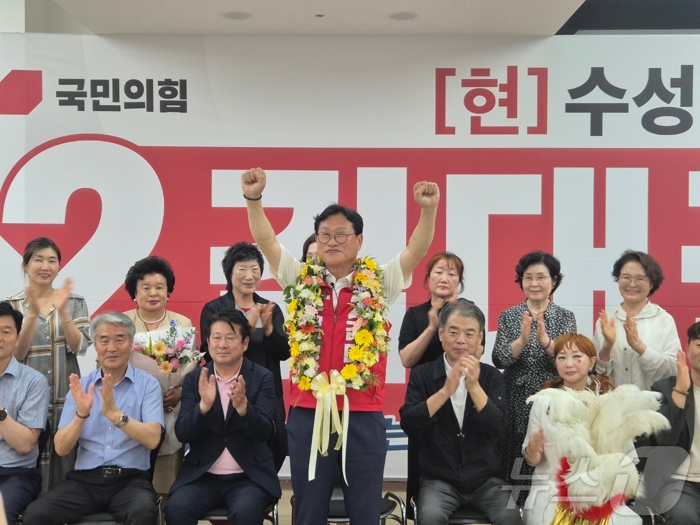 김대권 대구 수성구청장 후보가 4일 당선이 유력시되자 축하 꽃목걸이를 받고 기뻐하고 있다. (김대권 후보 캠프 제공. 재판매 및 DB 금지) 2026.6.4 ⓒ 뉴스1 이성덕 기자