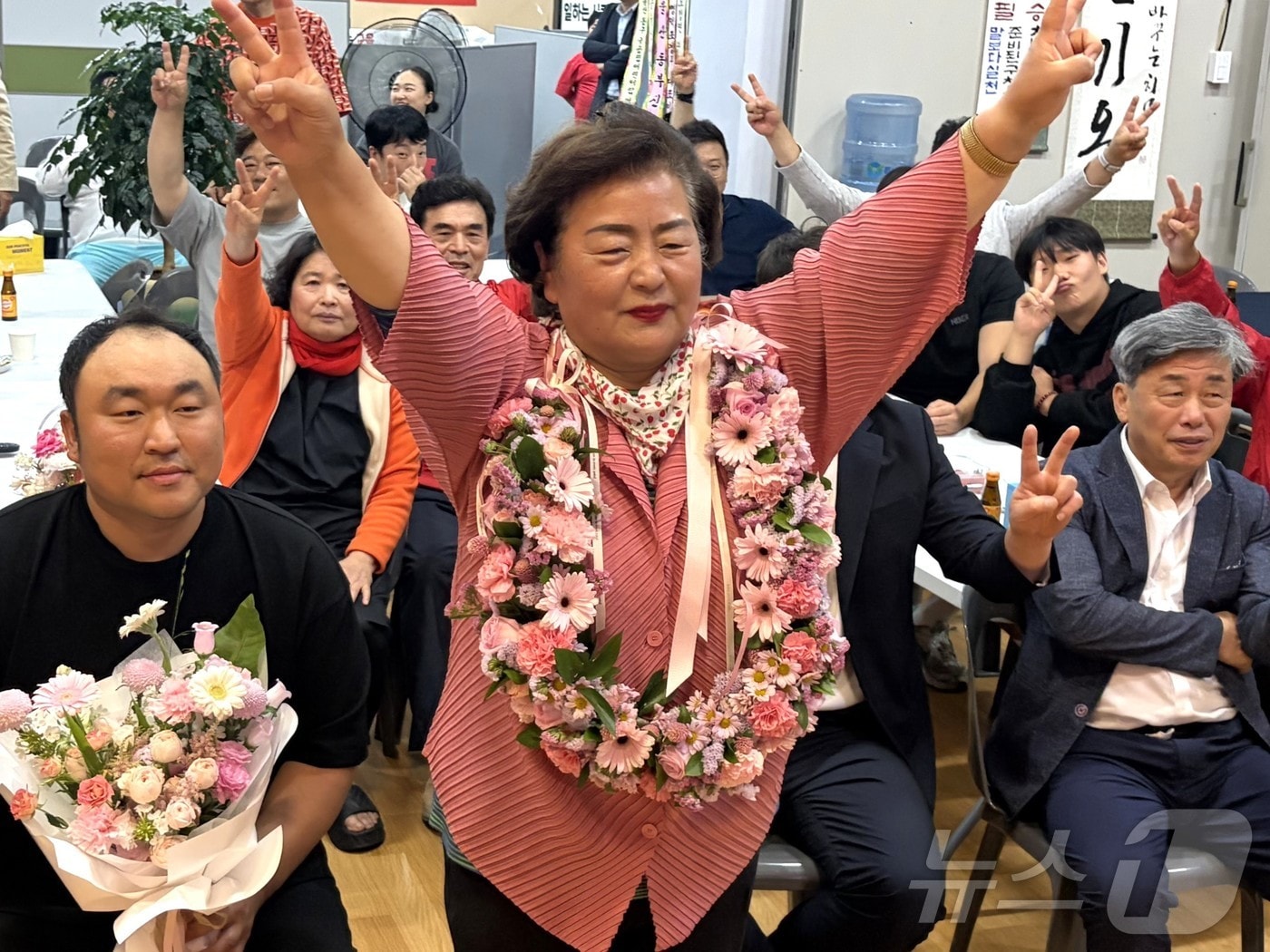 천기옥 국민의힘 울산 동구청장 후보가 4일 울산 동구에 마련된 자신의 선거캠프에서 당선이 확실시 되자 꽃목걸이를 걸고 환호하고 있다.(천기옥 당선인 캠프 제공. 재판매 및 DB금지) ⓒ 뉴스1 김세은 기자