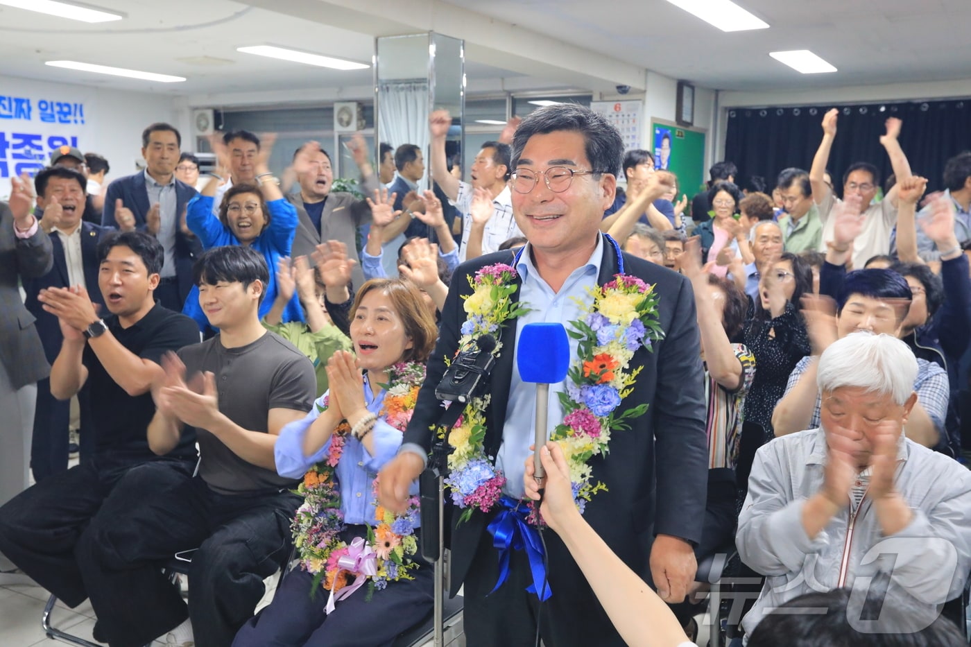 박종원 더불어민주당 전남 담양군수 후보가 6·3지방선거에서 당선을 확실시하고 환호하고 있다.(박종원 캠프 제공. 재배포 및 DB 금지) 2026.6.4 ⓒ 뉴스1