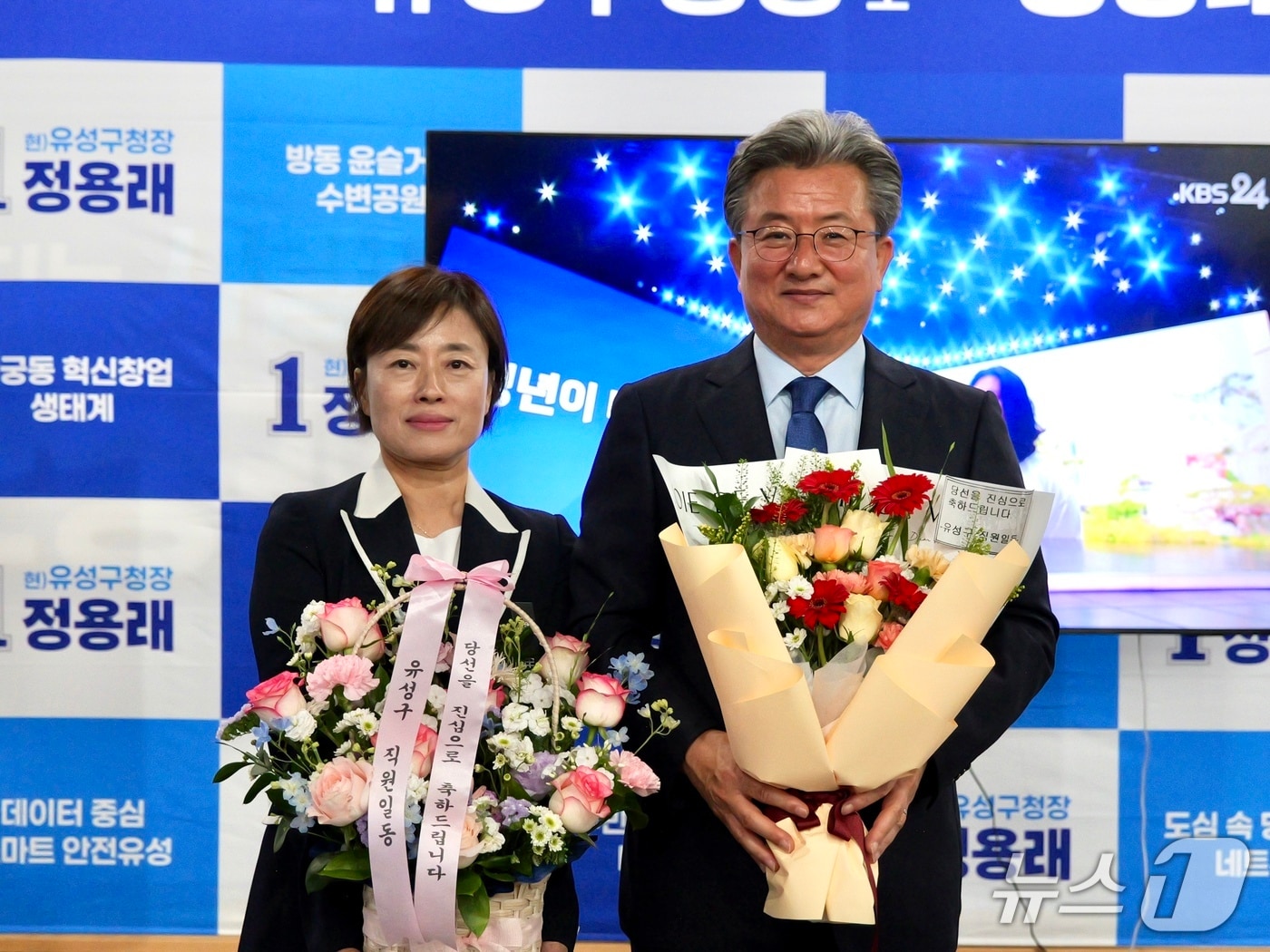 정용래 대전 유성구청장 후보가 꽃다발을 들고 기뻐하고 있다.(후보 캠프제공. 재판매 및 DB금지)/뉴스1