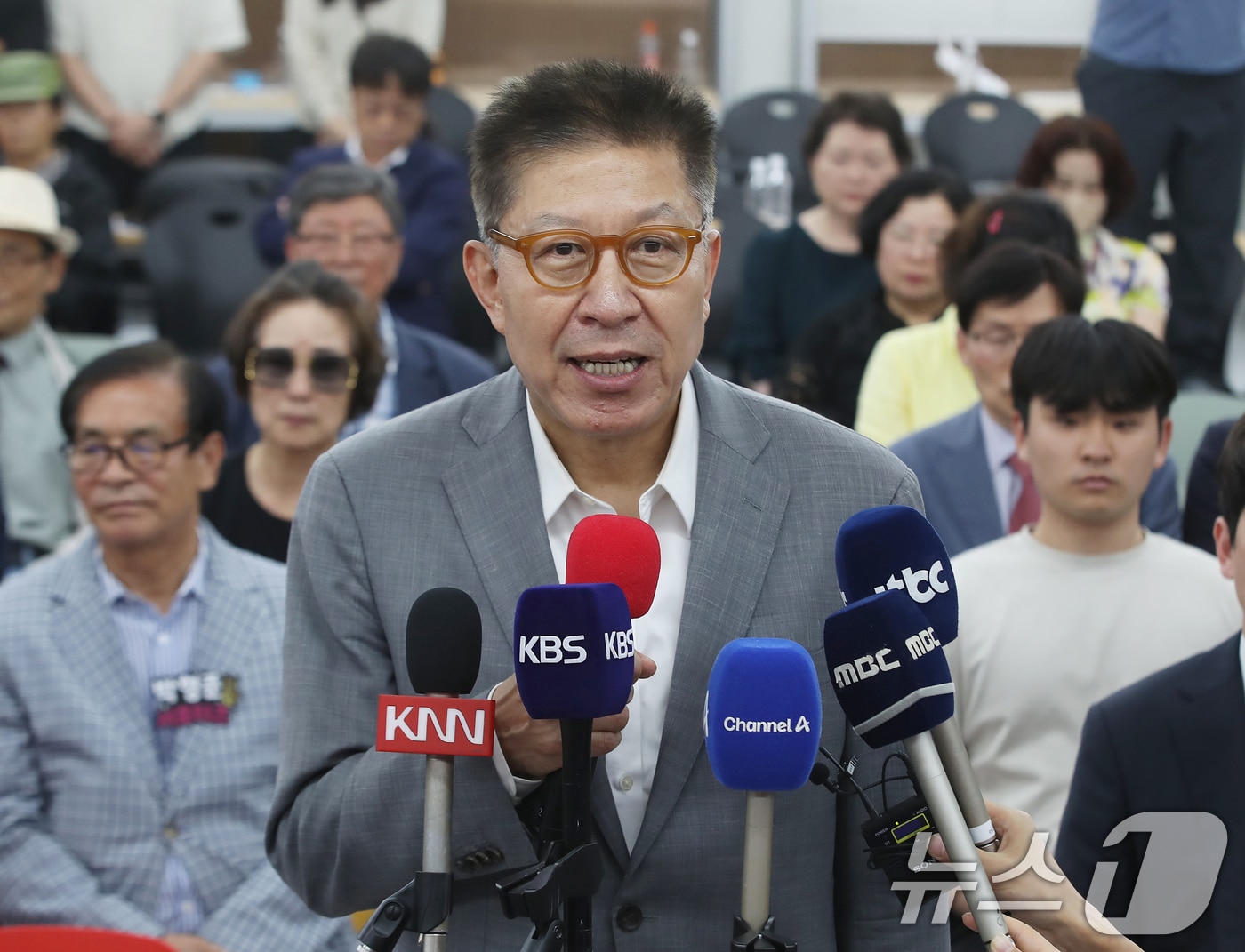 박형준 국민의힘 부산시장 후보가 4일 새벽 부산 부산진구 자신의 선거사무소에서 지지자들에게 감사의 인사를 전하고 있다. 2026.6.4 ⓒ 뉴스1 윤일지 기자