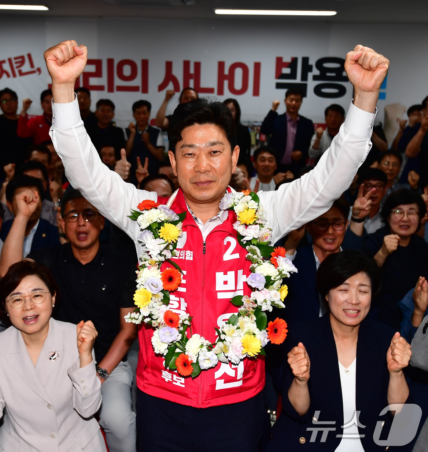 박용선 국민의힘 경북 포항시장 후보가 4일 오전 포항시 대잠동 선거캠프에서 당선이 유력시 되자 지자자들과 함께 세리머니를 하고 있다. 2026.6.4 ⓒ 뉴스1 최창호 기자