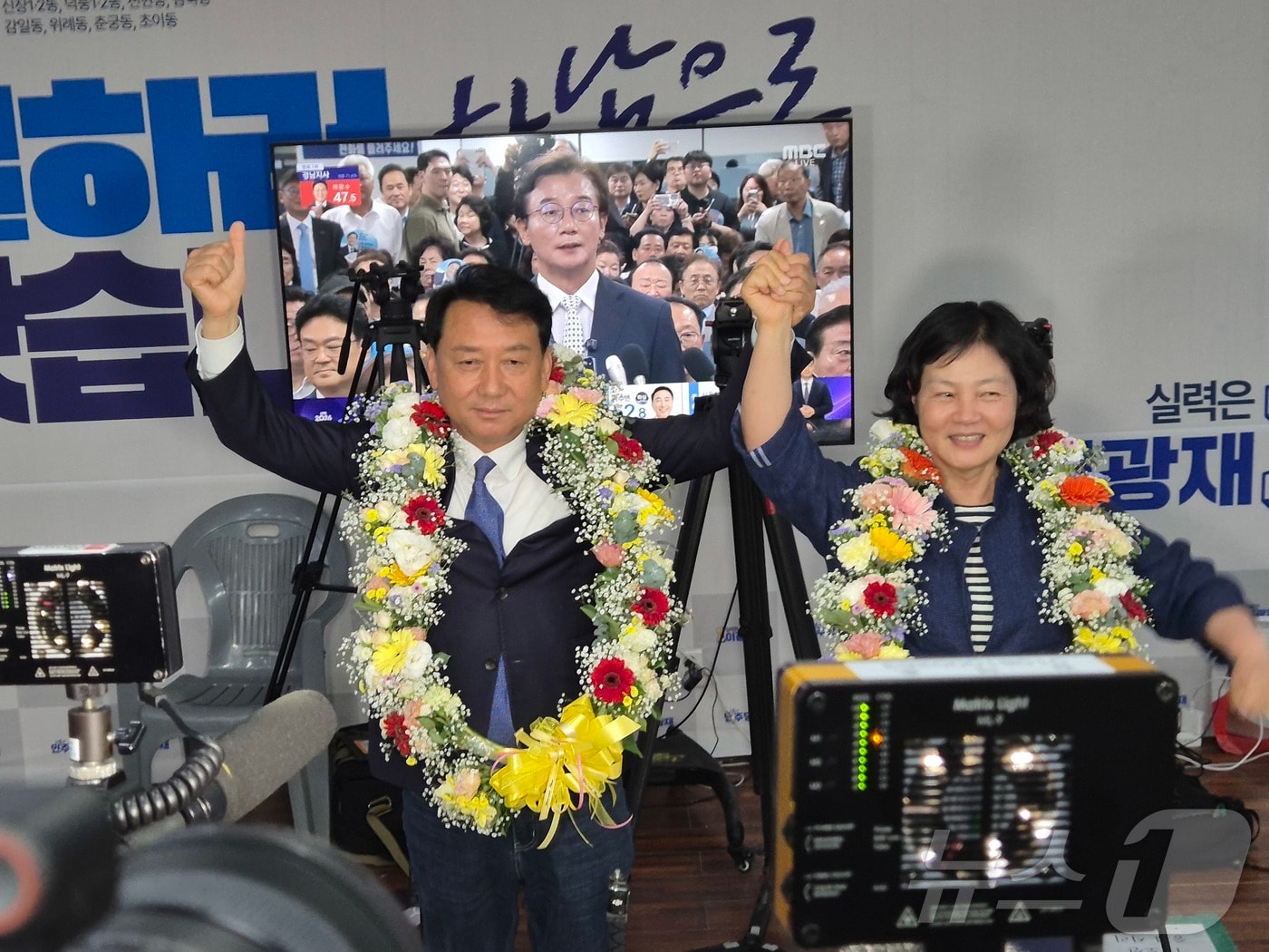 이광재 더불어민주당 경기 하남갑 국회의원 보궐선거 후보가 4일 오전 3시께 하남시 선거사무소에서 당선 가능성이 확실해지자 지지자들을 향해 손들어 인사하고 있다. 2026.6.4 ⓒ 뉴스1 양희문 기자