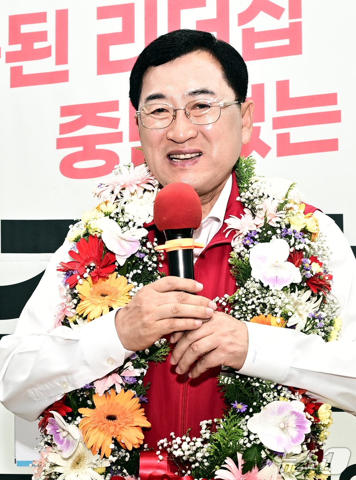 주낙영 국민의힘 경주시장 당선인이 캠프에서 지지자들과 함께 기쁨을 나누고 있다. (주낙영 당선인 캠프제공, 재판매 및 DB금지) 2026.6.4/뉴스1 