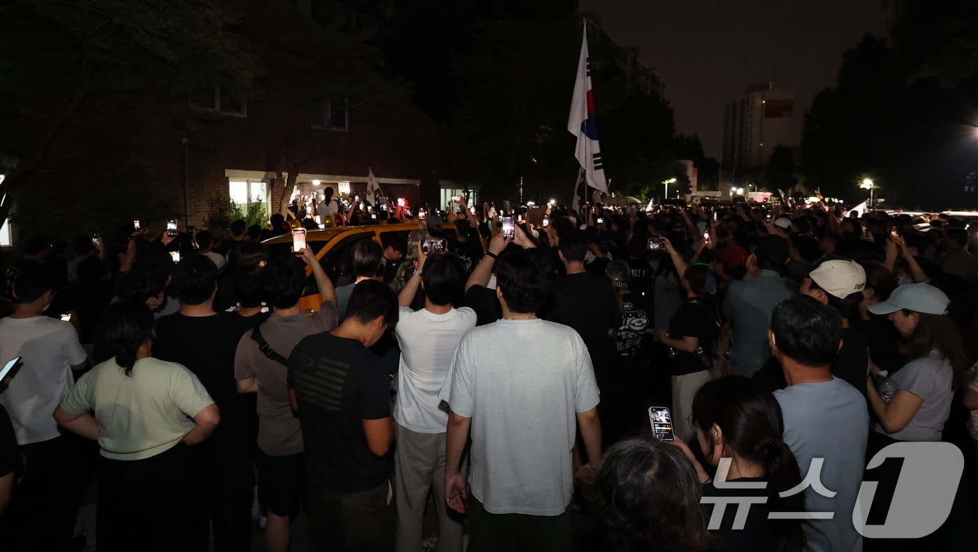 제9회 전국동시지방선거 및 국회의원 재·보궐선거 본투표일에 투표용지 부족으로 투표 시간이 오후 10시까지 연장됐던 서울 송파구 잠실7동 제2투표소 앞에 4일 새벽 투표용지 부족 사태에 항의하는 시민 등이 모여 있다. 2026.6.4 ⓒ 뉴스1 박지혜 기자