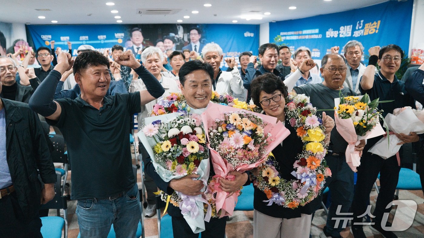 민주당 류경완 남해군수 후보가 4일 캠프 사무실에서 당선을 축하하고 있다(류 후보 캠프 제공. 재판매 및 DB금지).