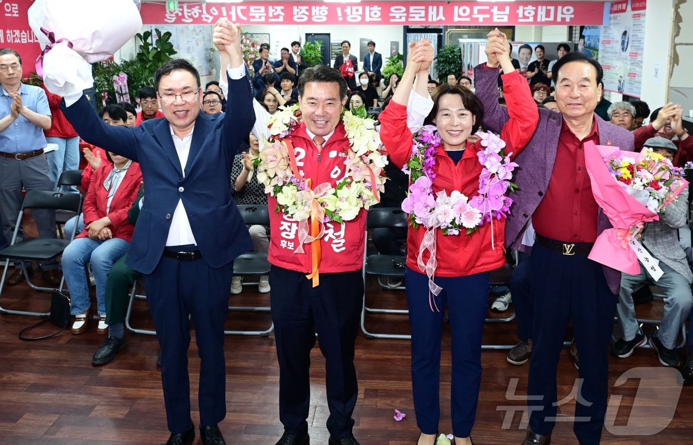 임현철 국민의힘 울산 남구청장 후보가 4일 새벽 울산 남구에 마련된 자신의 선거캠프에서 당선이 확실시 되자 꽃목걸이를 걸고 환호하고 있다. (임현철 당선인 캠프 제공. 재판매 및 DB금지) ⓒ 뉴스1 박정현 기자