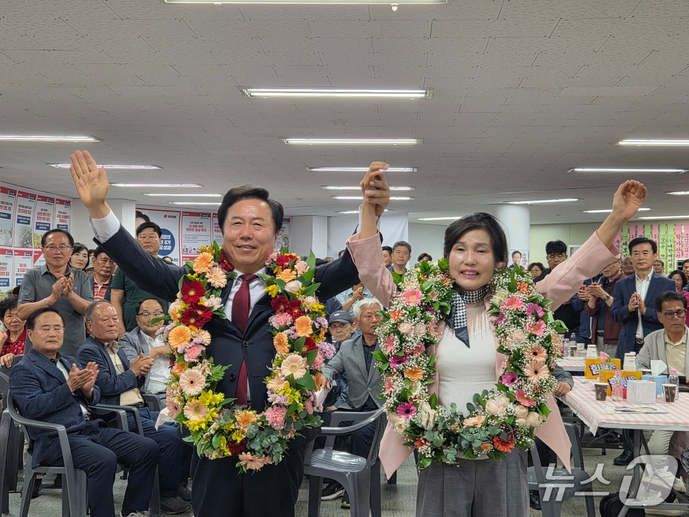 권기창 안동시장 당선인이 당선 확정 소식을 듣고 기뻐하고 있다.(권기창 후보 선거캠프 제공. 재판매 및 DB 금지)2026.6.3/뉴스1