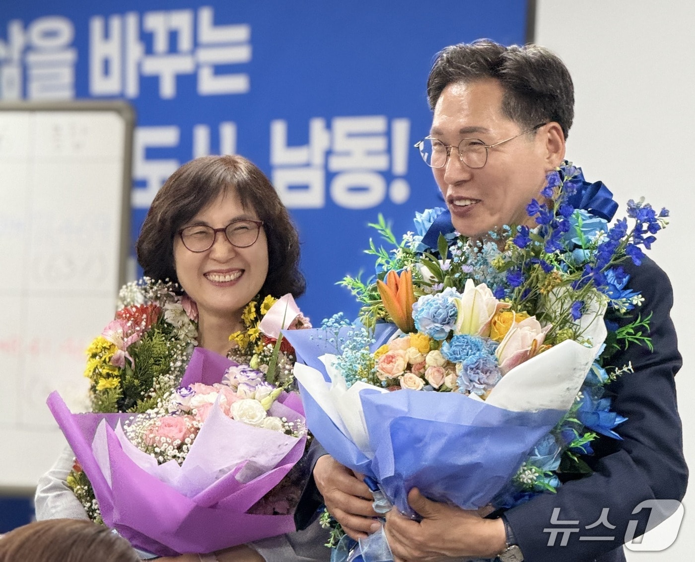 이병래 더불어민주당 인천 남동구청장 후보(63)가 당선 후 아내와 기념촬영을 하고 있다.(후보캠프 제공. 재배포 및 DB금지)2026.6.4/뉴스1