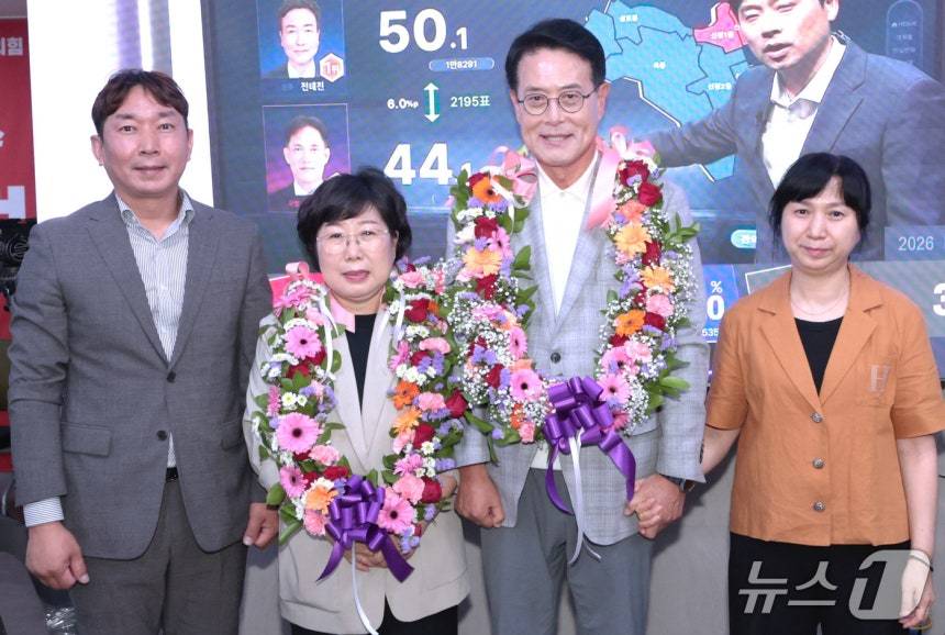 이순걸 국민의힘 울산 울주군수 후보가 4일 울산 울주군에 마련된 자신의 선거캠프에서 당선이 확실시 되자 꽃목걸이를 걸고 기념 사진을 찍고 있다. (이순걸 후보 캠프 제공. 재판매 및 DB 금지) /뉴스1