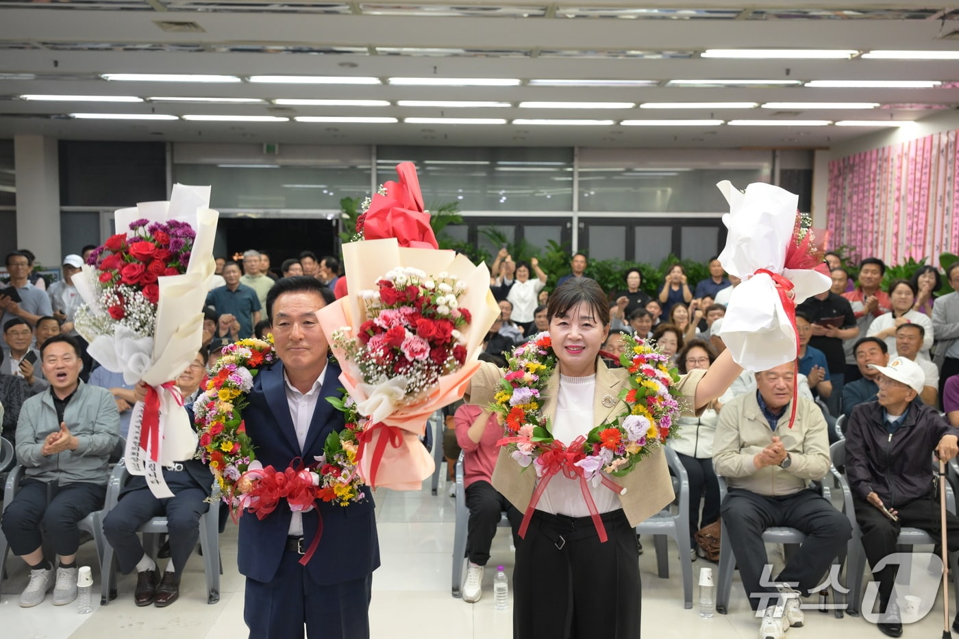 백성현 논산시장 당선인이 축하를 받고 있다.(후보 캠프 제공. 재판매 및 DB금지)