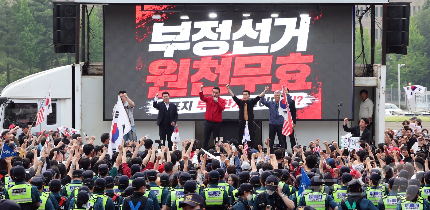 김민수 국민의힘 최고위원이 4일 오전 경기 과천 중앙선거관리위원회 앞에서 열린 투표용지 부족 사태와 관련 집회 무대에 올라 발언하고 있다. 2026.6.4 ⓒ 뉴스1 김진환 기자