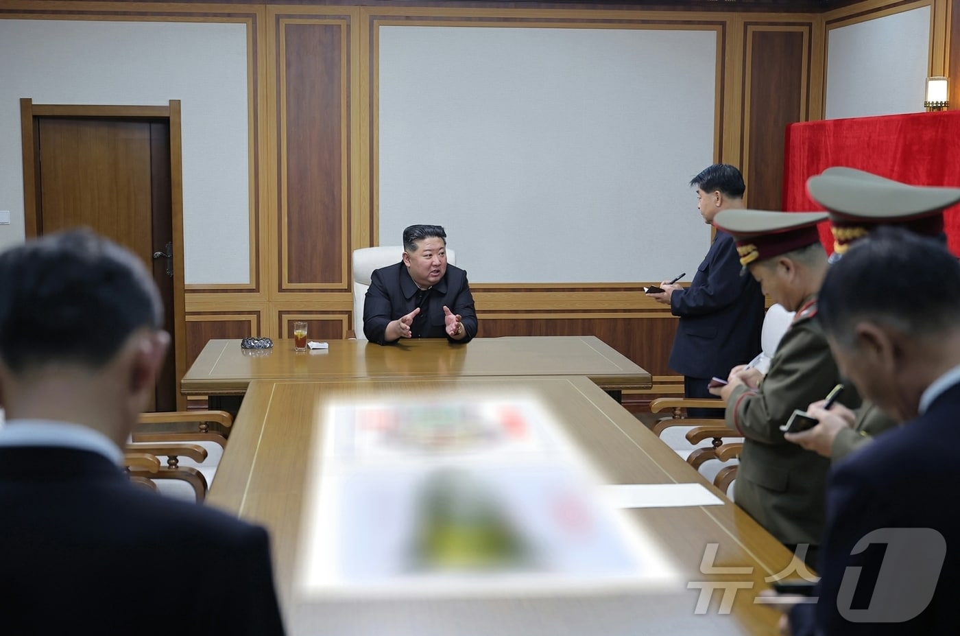 (평양 노동신문=뉴스1) = 북한 노동당 기관지 노동신문은 4일 "김정은 동지께서 6월 3일 새로 조업한 핵물질 생산 공장을 현지지도했다"라고 보도했다. 신문은 이날 "핵무력을 기하급수적으로 강화할 앞으로의 방대한 계획 실행의 순차와 그 담보를 확정했다"라고 전했다. [국내에서만 사용가능. 재배포 금지. DB 금지. For Use Only in the Republic of Korea. Redistribution Prohibited] rodongphoto@news1.kr