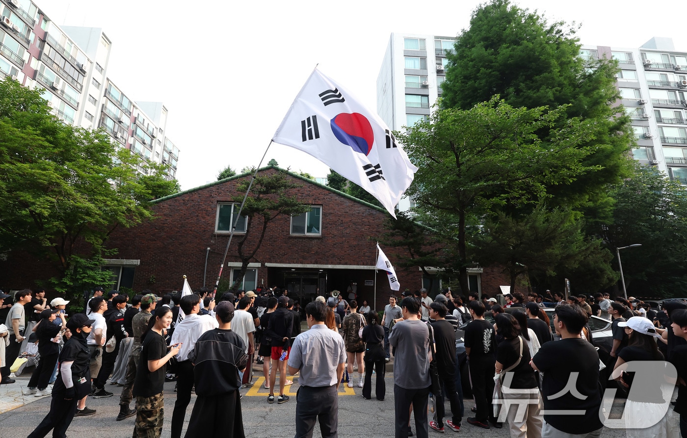 제9회 전국동시지방선거 및 국회의원 재·보궐선거 본투표일에 투표용지 부족으로 투표 시간이 오후 10시까지 연장됐던 서울 송파구 잠실7동 제2투표소 앞에 4일 오전 투표용지 부족 사태에 항의하는 시민들이 모여 "부정선거＂를 외치고 있다. 2026.6.4 ⓒ 뉴스1 박지혜 기자