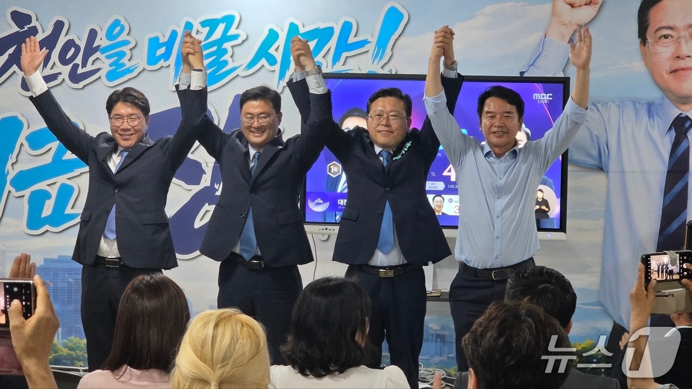 장기수 천안시장 당선인.(사진 왼쪽에서 3번째.)