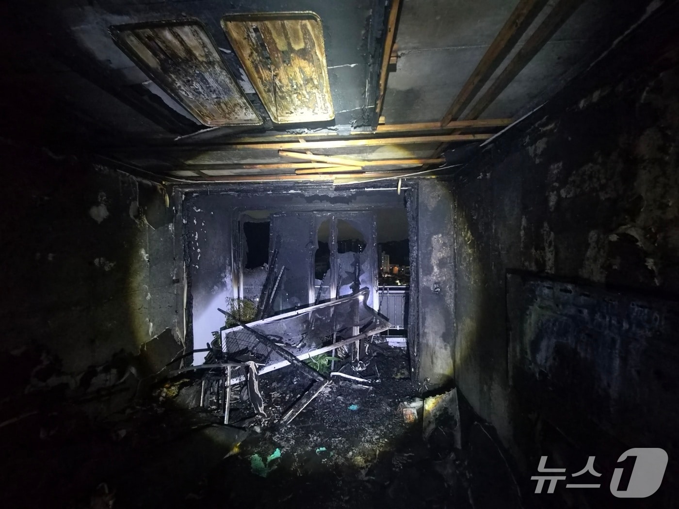 지난 3일 부산 사하구 당리동에 있는 한 공동주택에 불이 난 모습 (소방 제공. 재판매 및 DB금지)