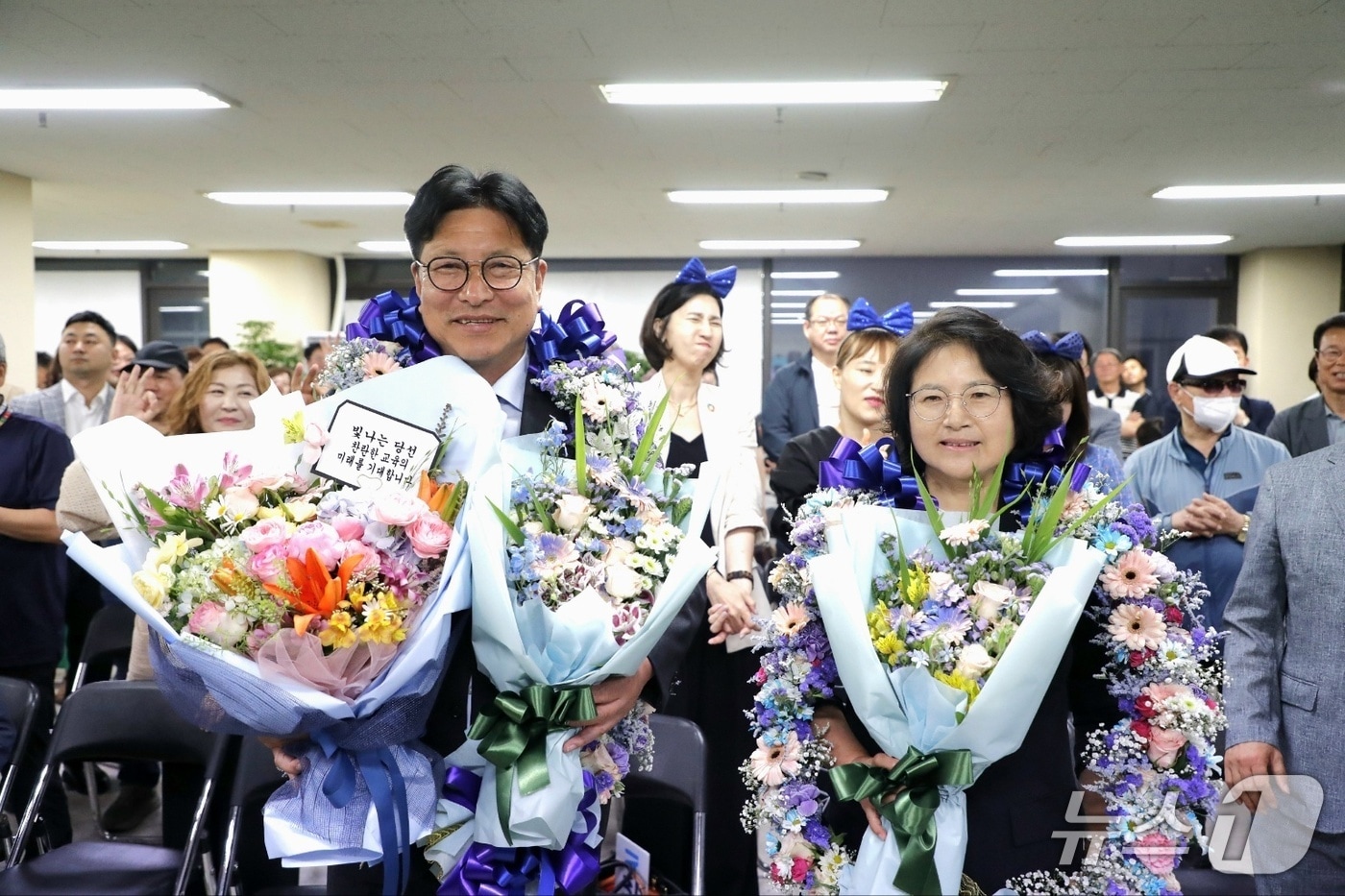 도성훈 인천시교육감 당선자가 당선 후 기념사진을 찍고 있다.2026.6.4/뉴스1