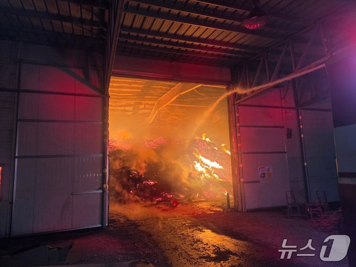 4일 오전 2시 41분께 전북 군산시 오식도동의 한 폐목재 가공 공장에서 불이 났다.(전북소방본부 제공. 재판매 및 DB금지)